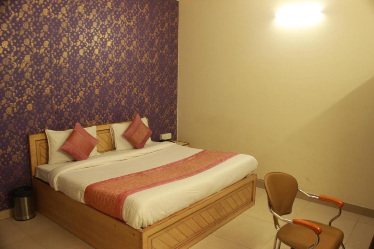 Hotel Smart Plaza Нью-Делі Екстер'єр фото